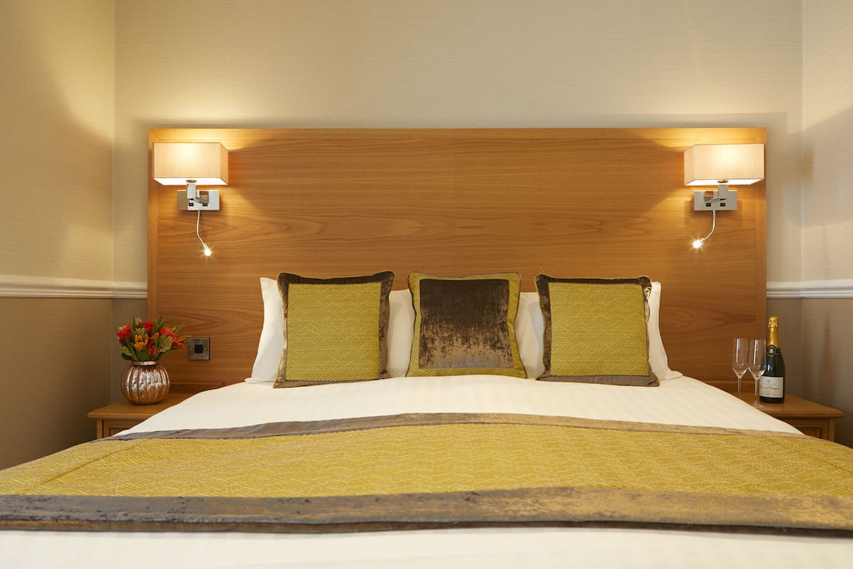 Sengetøy av topp kvalitet, skrivebord og blendingsgardiner