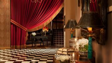 Alfresco dining, serves breakfast