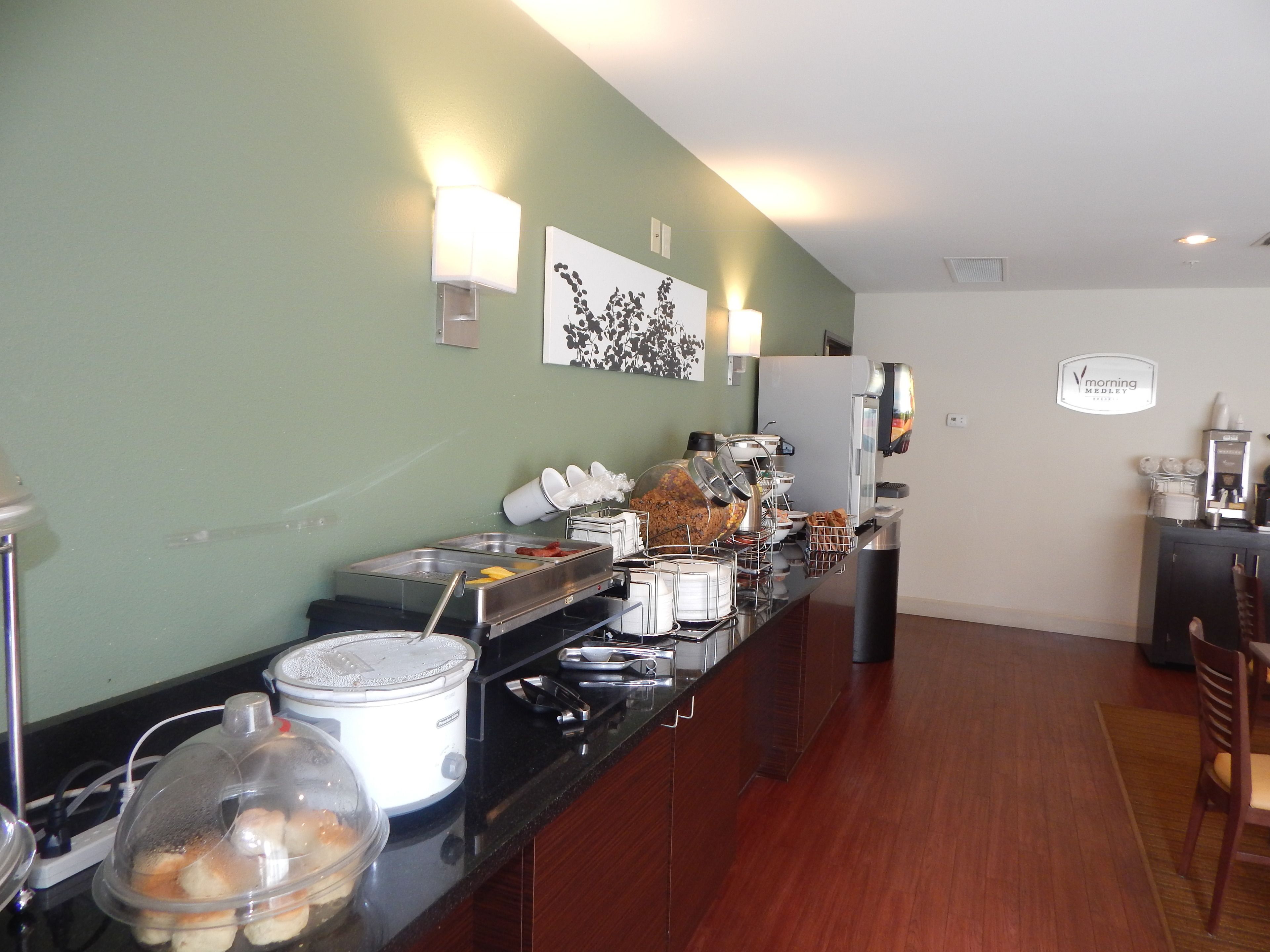 Zona de bufé con diferentes alimentos y una estación de café.