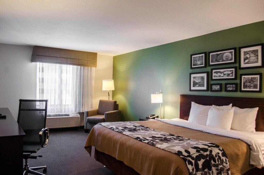 Literie de qualité, bureau, fer et planche à repasser