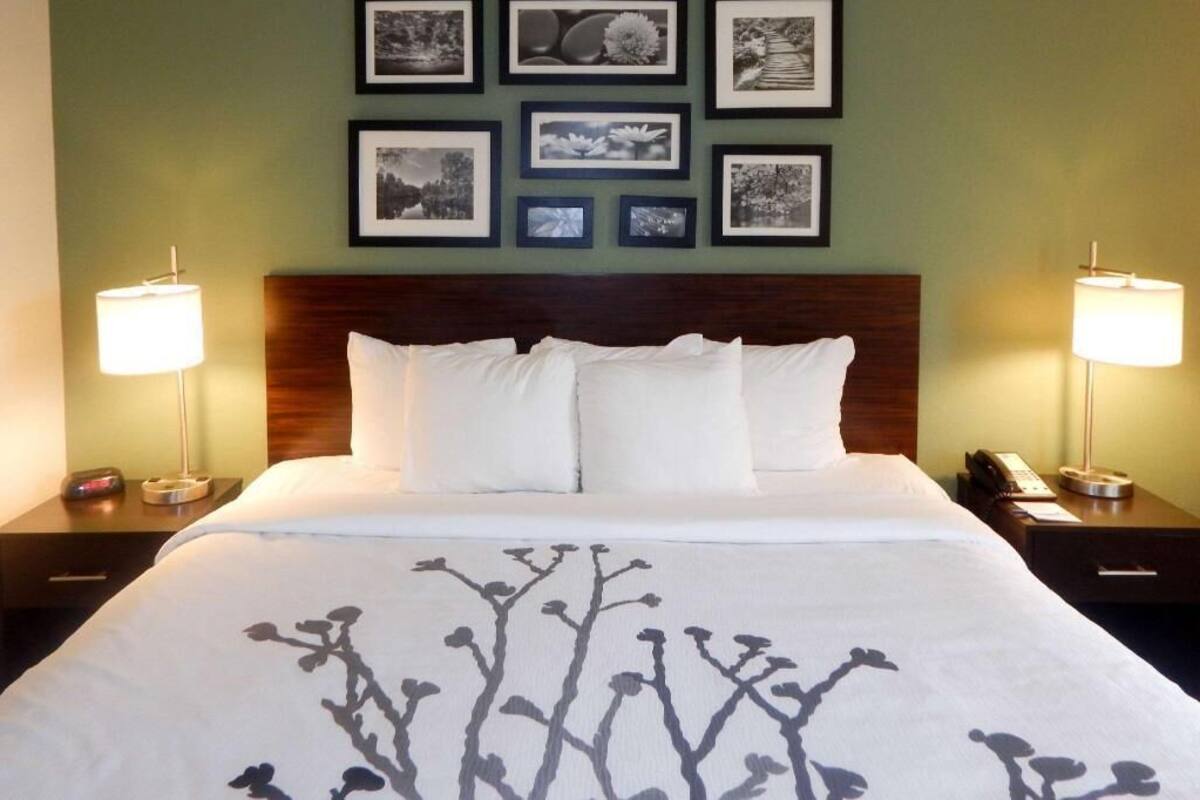 Literie de qualité, bureau, fer et planche à repasser