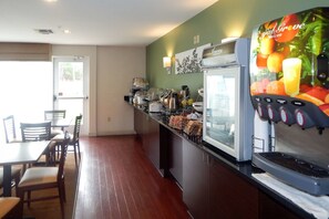 Free daily full breakfast - Sleep Inn & Suites Evergreen I-65 (Evergreen)