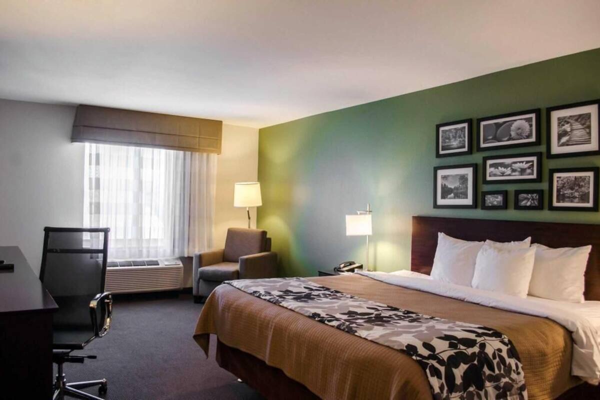 Literie de qualité, bureau, fer et planche à repasser