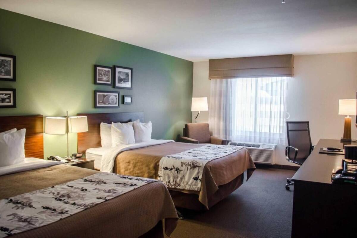 Literie de qualité, bureau, fer et planche à repasser