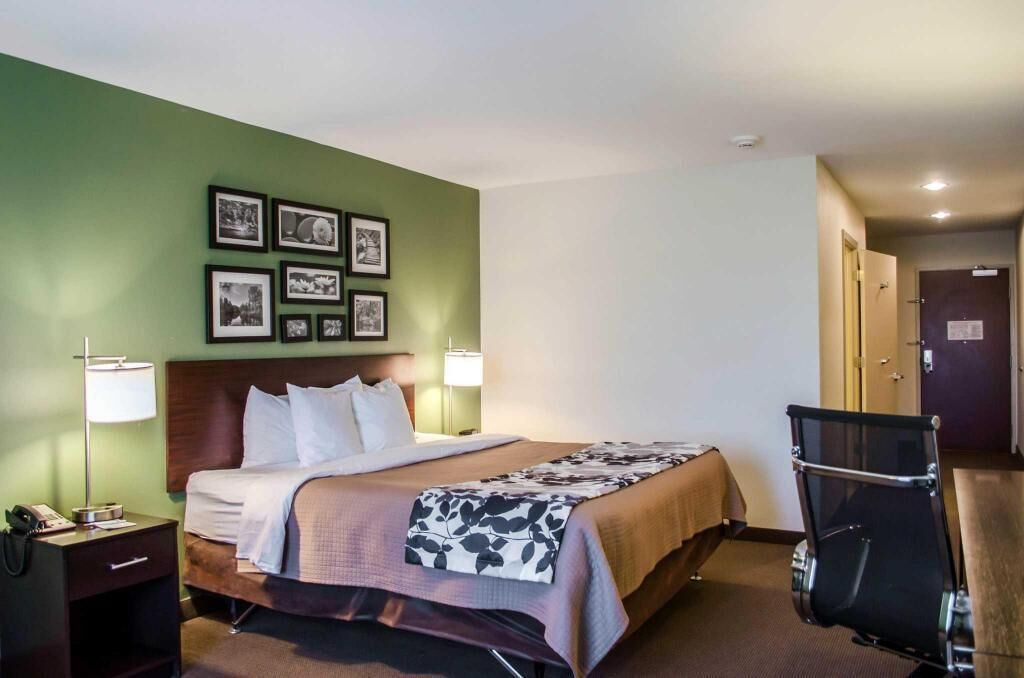 Literie de qualité, bureau, fer et planche à repasser