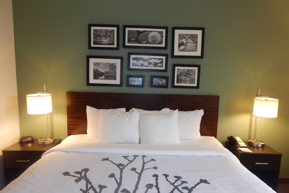 Literie de qualité, bureau, fer et planche à repasser