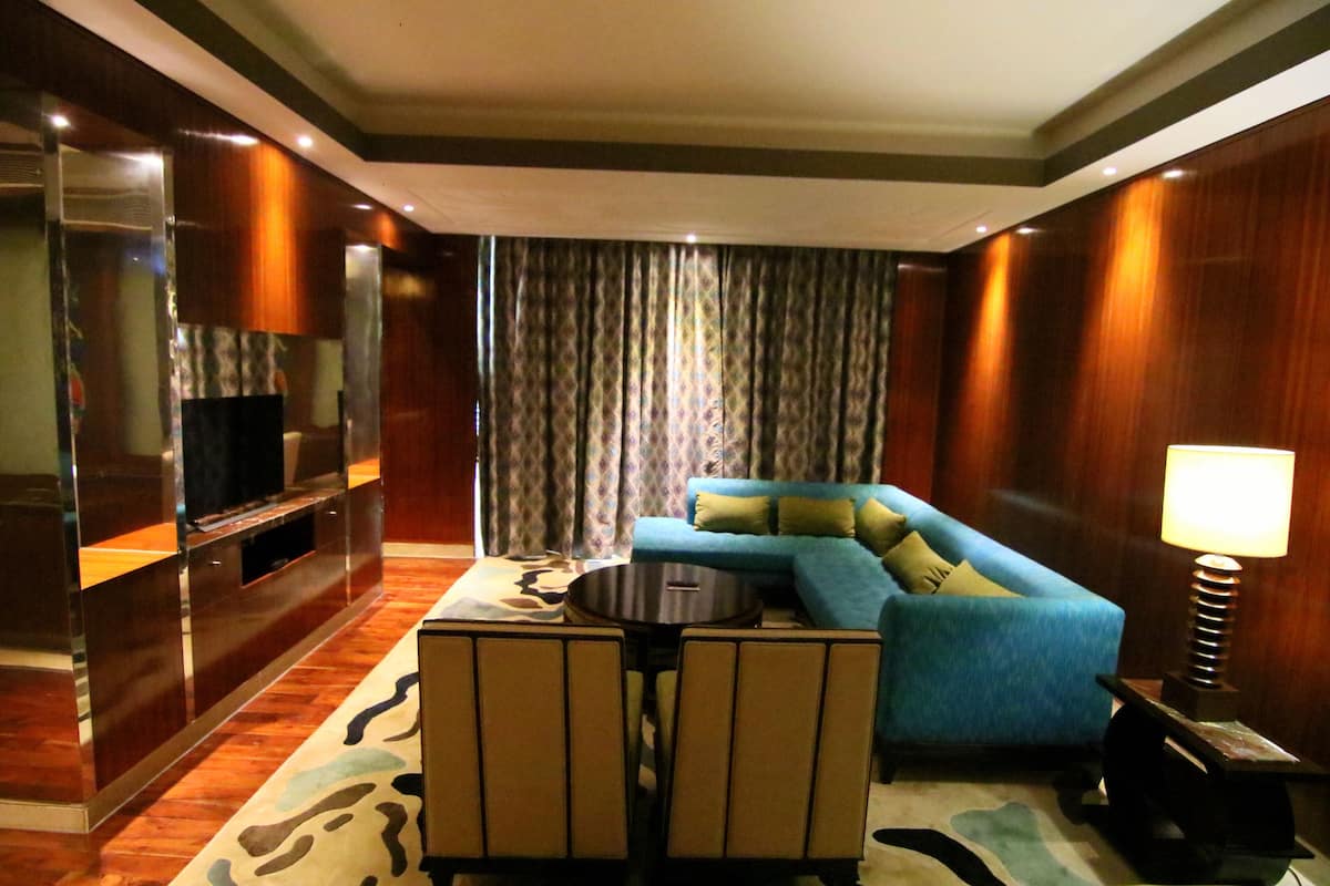 Minibar, coffres-forts dans les chambres, bureau