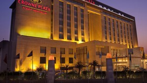 Ein Hotel mit einem gut sichtbaren Schild, auf dem "Crown Plaza" und "Today New Delhi" steht.