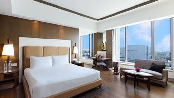 Suite, 1 Bedroom, Akses Club Lounge | Bar mini, peti besi dalam bilik, meja, ruang kerja komputer riba