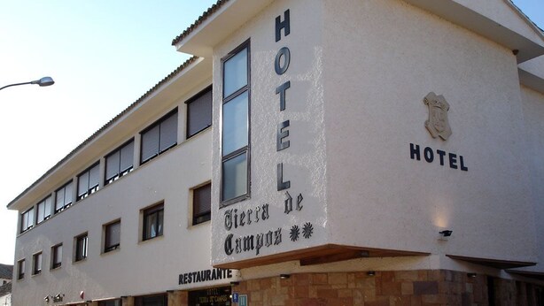 A hotel building with a sign reading "HOTEL Tierra de Campos." - Tierra De Campos (Osorno)