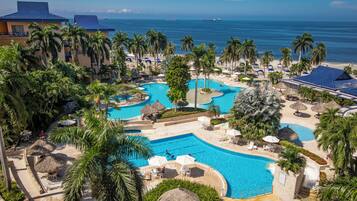 7 座室外游泳池,提供泳池遮陽傘和日光浴躺椅