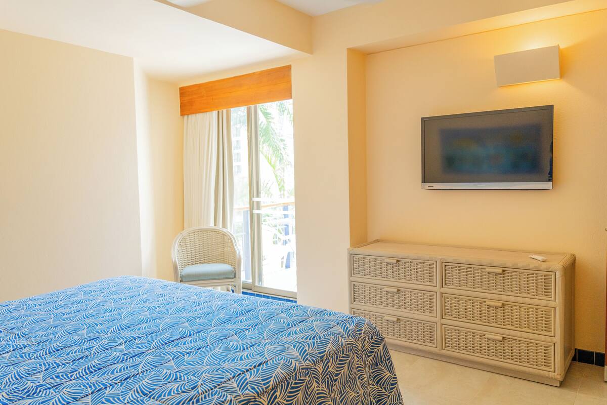 deluxe suite | in-room safe, free wifi