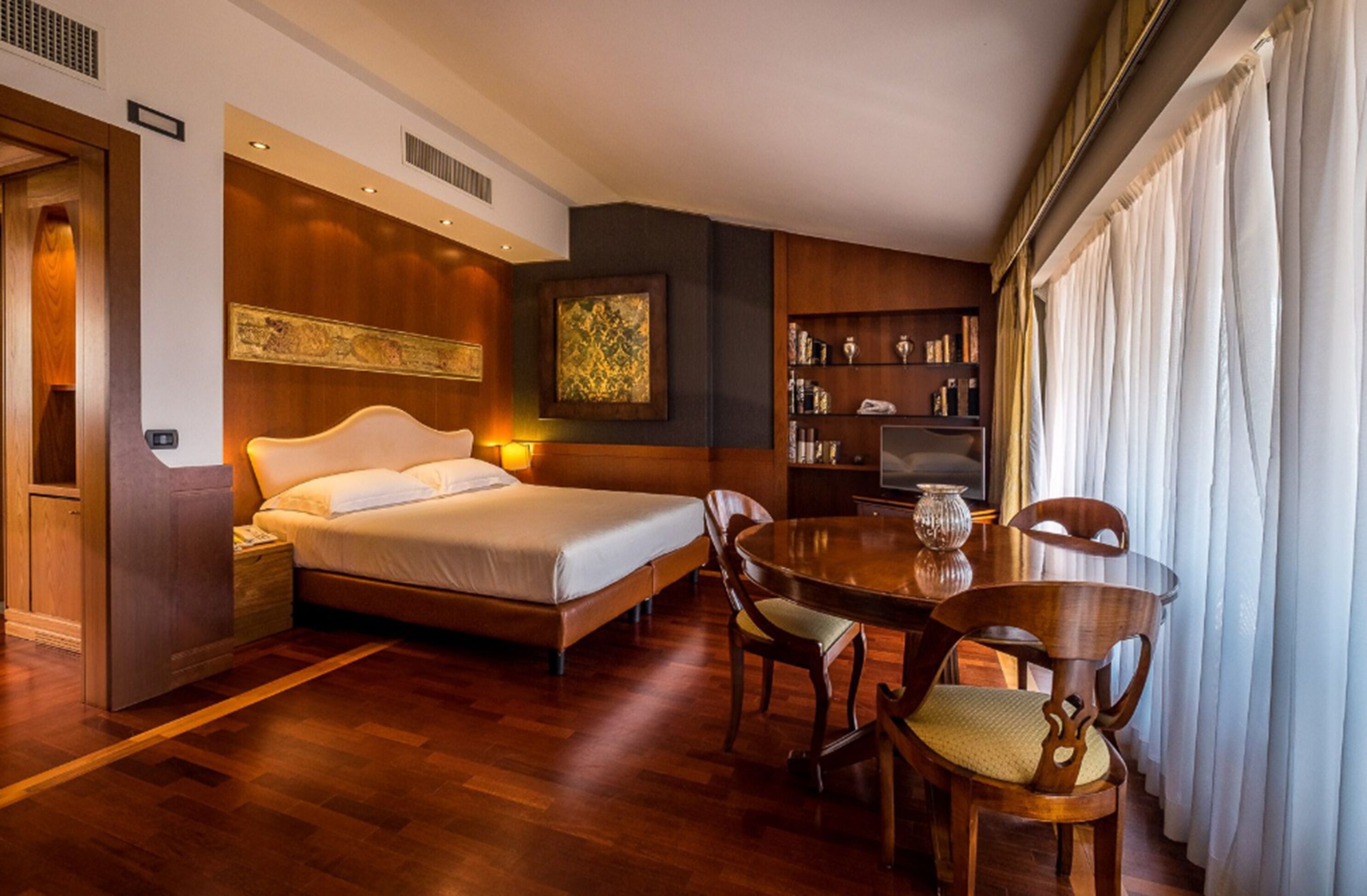 junior double or twin room | minibar, in-room safe, desk, soundproofing