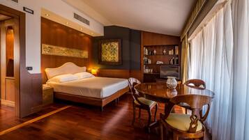 Chambre Junior Double ou avec lits jumeaux | Minibar, coffres-forts dans les chambres, bureau, chambres insonorisées