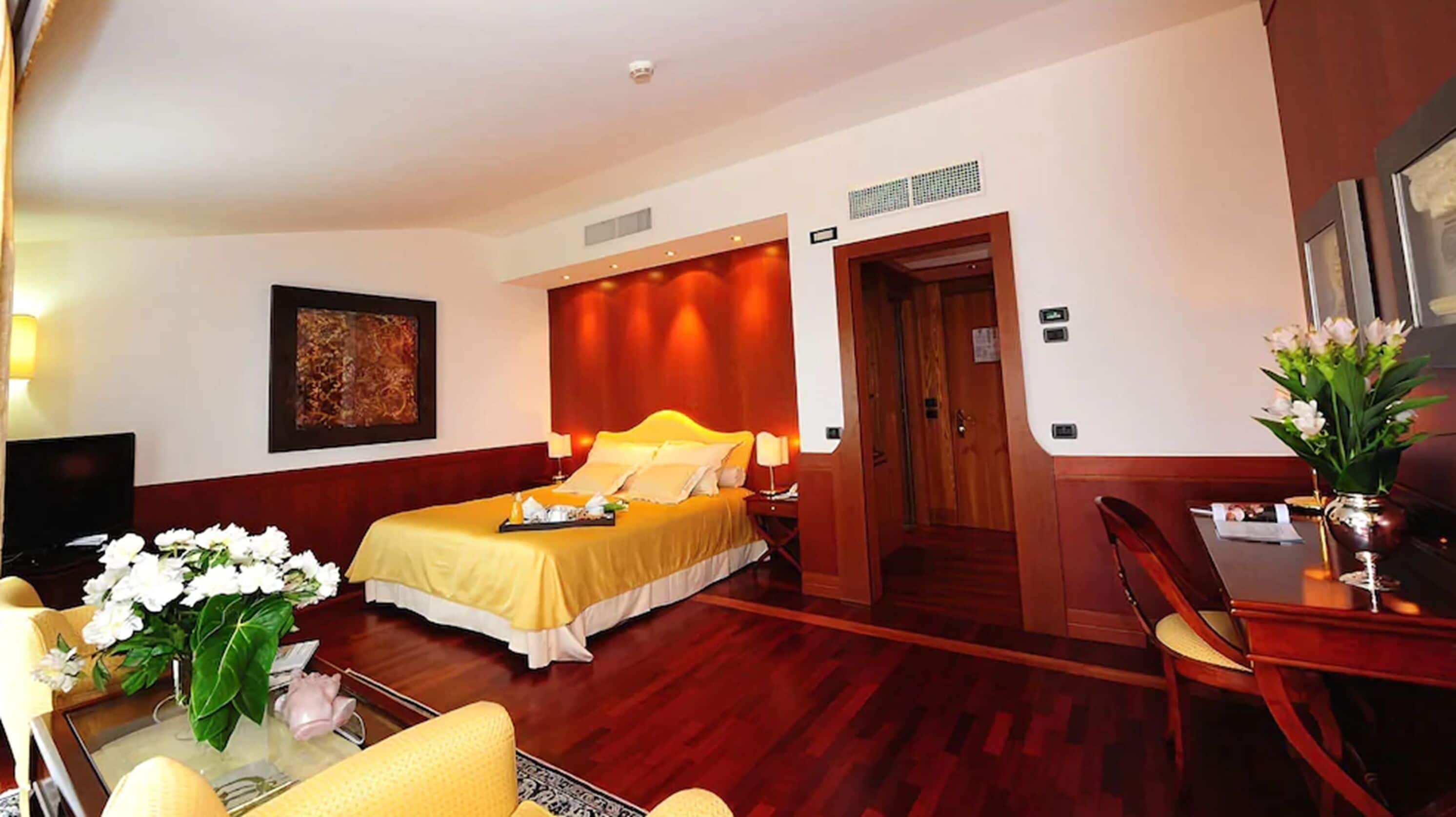 junior double or twin room | minibar, in-room safe, desk, soundproofing