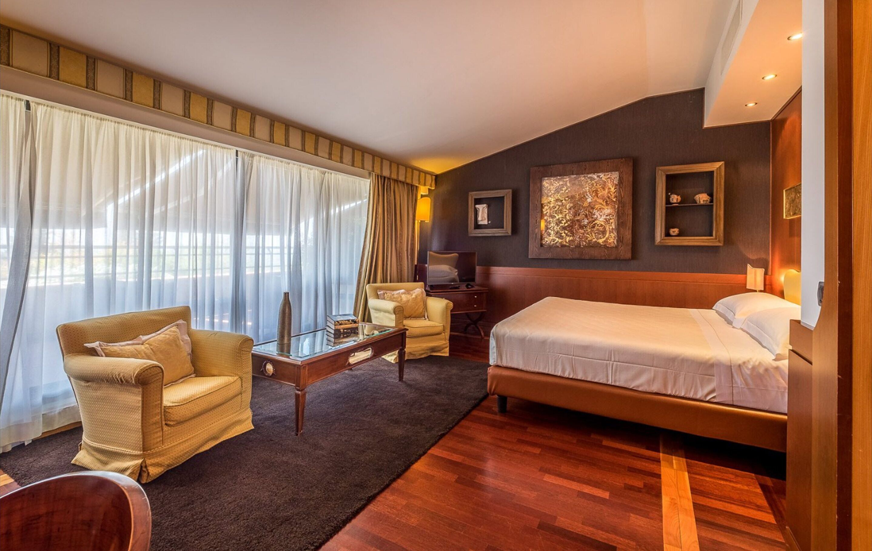 Minibar, Zimmersafe, Schreibtisch, schallisolierte Zimmer