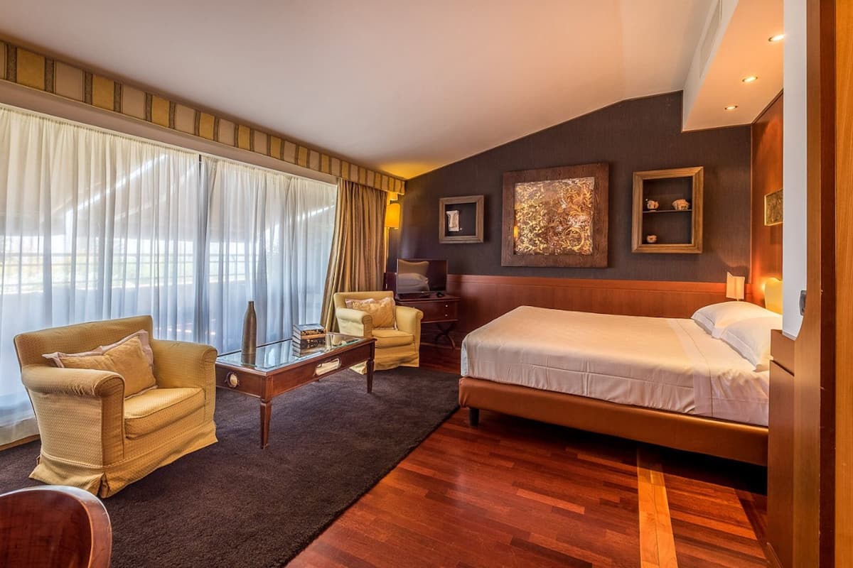 Frigobar, cofres nos quartos, escrivaninha, quartos à prova de som