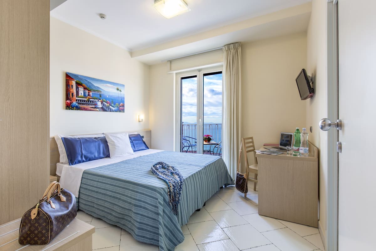 In-room safe, desk, laptop workspace, free WiFi