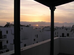 A view of a cityscape at sunset with buildings and a clear sky. - Antonia Studios (Naxos)
