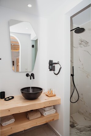 Superior Quadruple Room | Bathroom | Shower, rainfall showerhead, free toiletries, hair dryer - Antonia Studios (Naxos)