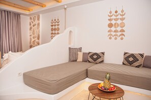 Habitació quàdruple superior | Caixa forta a l'habitació, decoració individual i mobiliari individual 