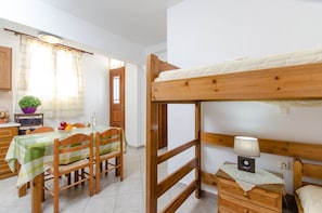 Apartment, 2 Bedrooms, Basement | 1 svefnherbergi, öryggishólf í herbergi, sérhannaðar innréttingar