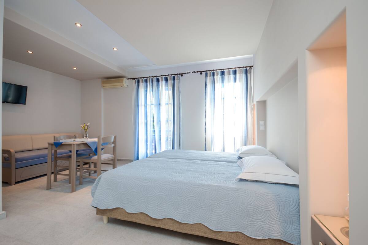 Deluxe Studio | In-room safe, soundproofing, iron/ironing board, cribs (free)