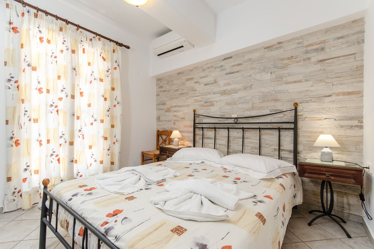 Apartment, 2 Bedrooms, Basement | 1 camera, una cassaforte in camera, con stile personalizzato