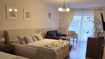 Habitación triple | Caja de seguridad en la habitación y decoración personalizada