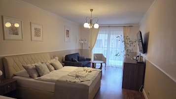 Dreibettzimmer | Zimmersafe, individuell dekoriert, Verdunkelungsvorhänge