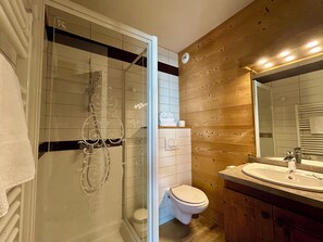 Estudio junior, 1 cama individual grande, cocineta, en el área del jardín | Baño | Regadera, secadora de cabello, toallas, jabón 