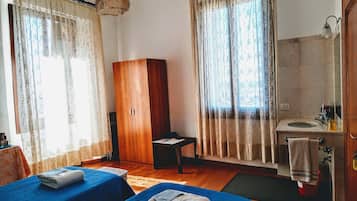 Premium bedding, desk, iron/ironing board, free WiFi