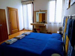 Deluxe Double or Twin Room, Shared Bathroom, Sea View - Casa Favaretto (Venice)