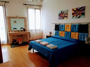 Deluxe Double or Twin Room, Shared Bathroom, Sea View | Premium bedding, desk, iron/ironing board, free WiFi - Casa Favaretto (Venice)