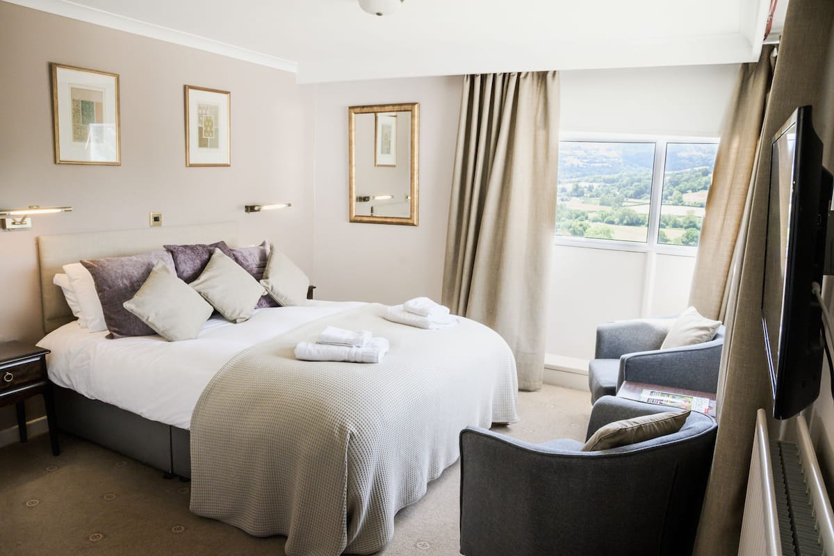 Hypo-allergenic bedding, desk, iron/ironing board, free WiFi