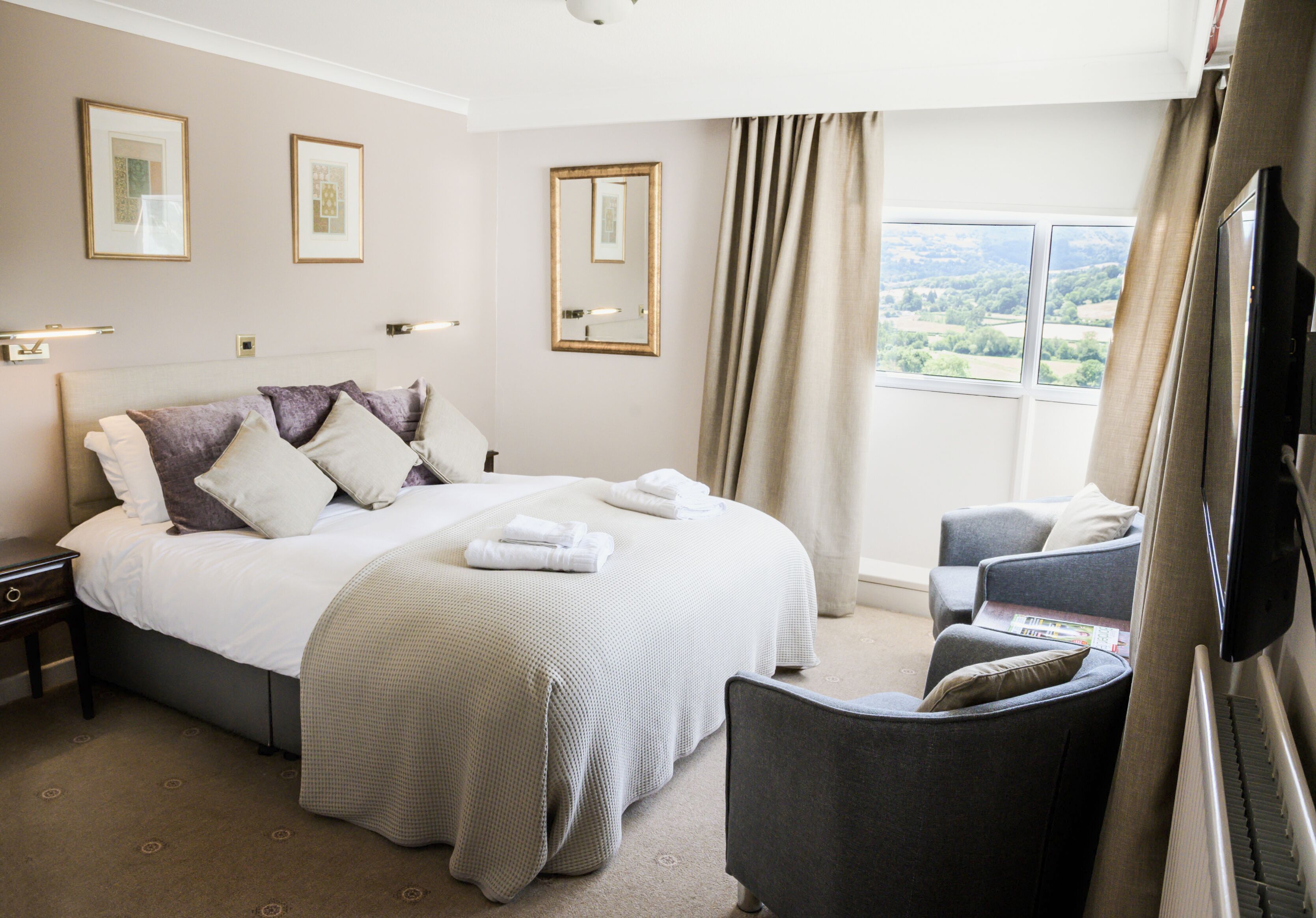 Hypo-allergenic bedding, desk, iron/ironing board, free WiFi