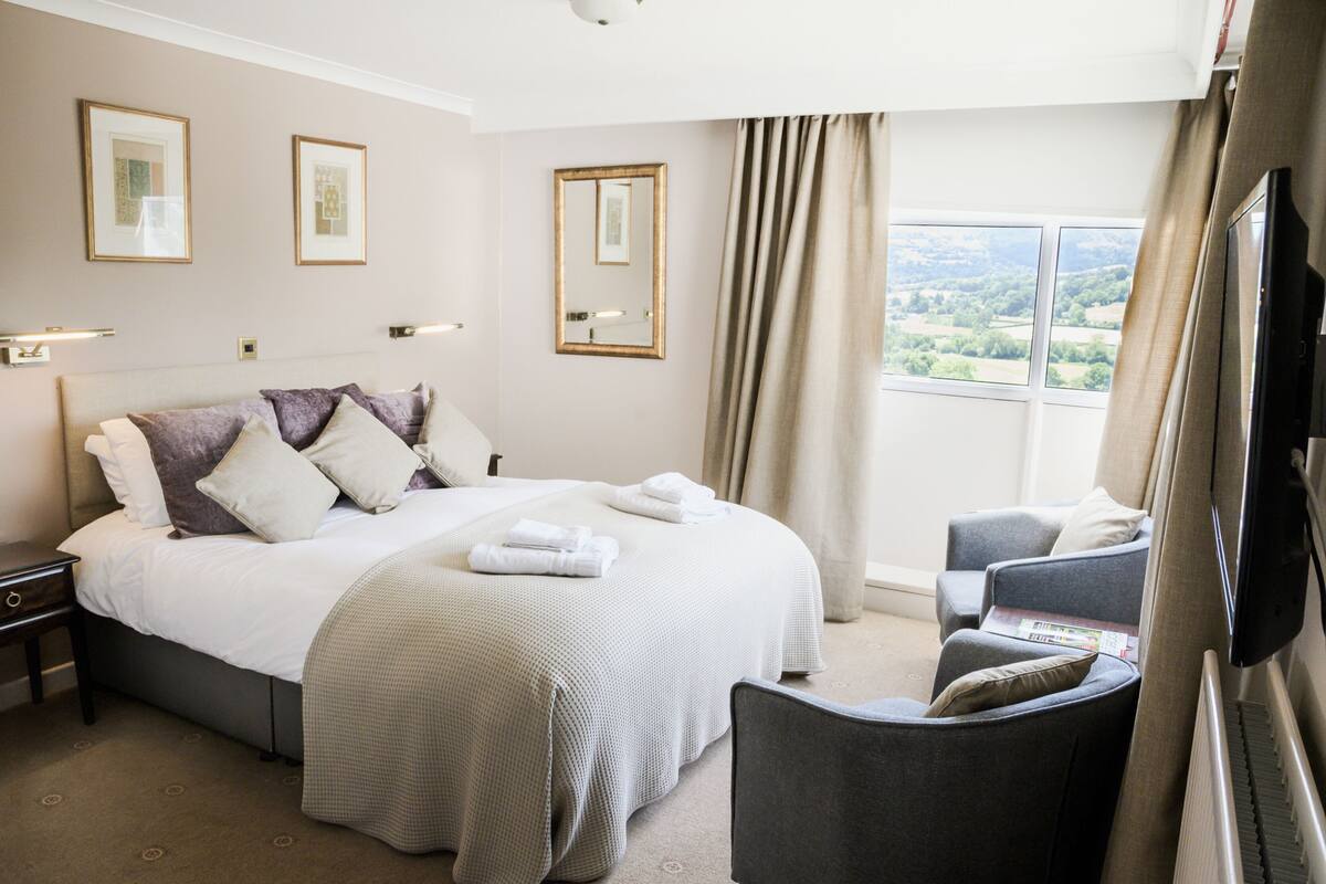 Hypo-allergenic bedding, desk, iron/ironing board, free WiFi