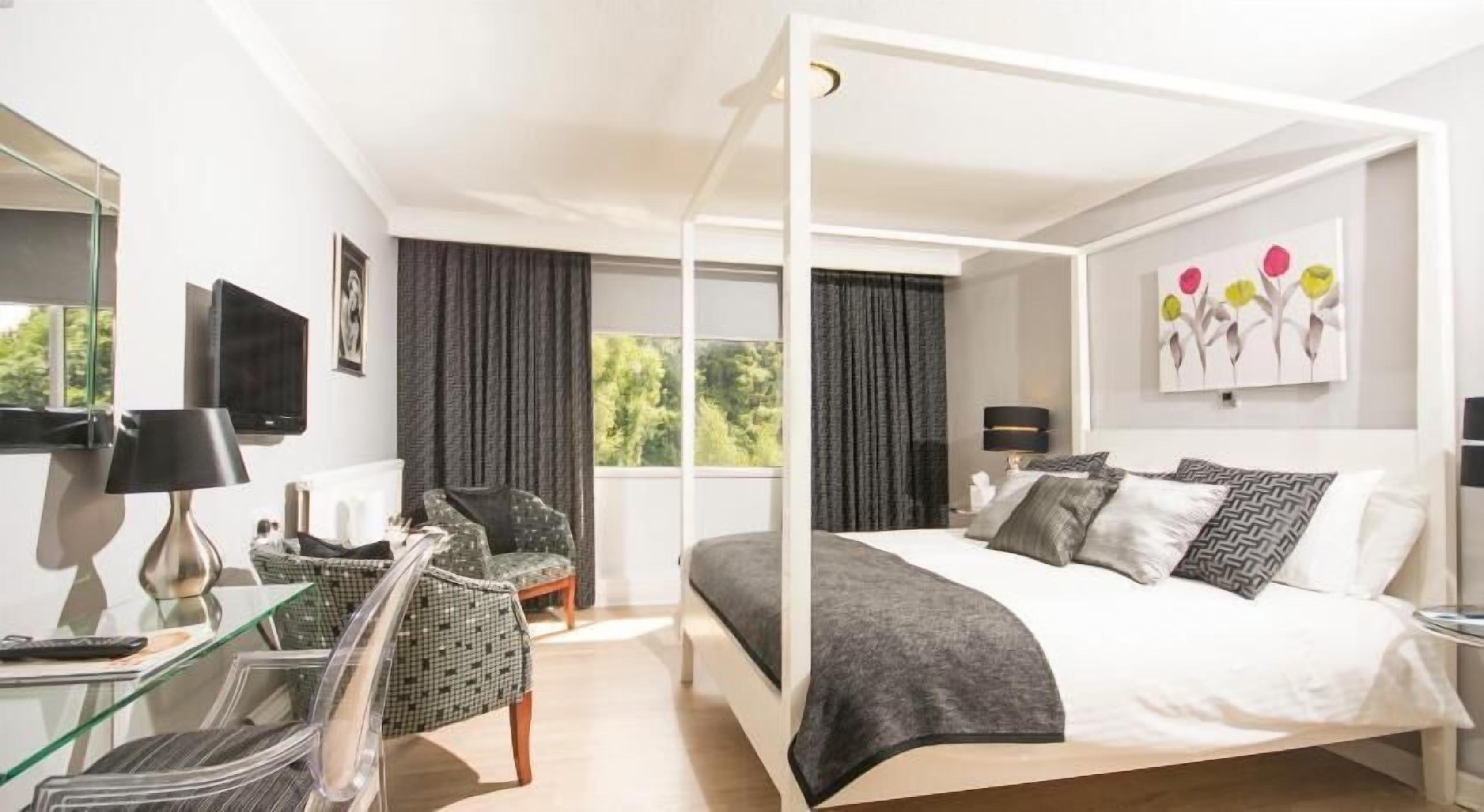 Hypo-allergenic bedding, desk, iron/ironing board, free WiFi