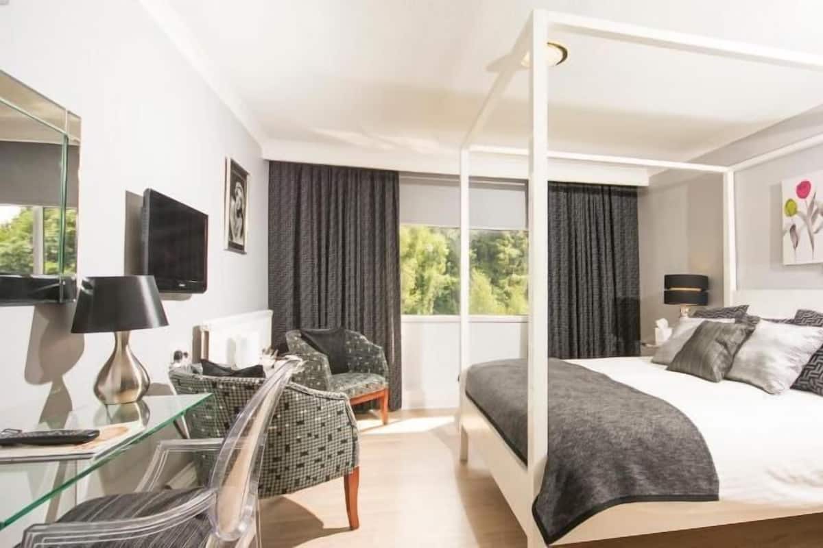 Hypo-allergenic bedding, desk, iron/ironing board, free WiFi