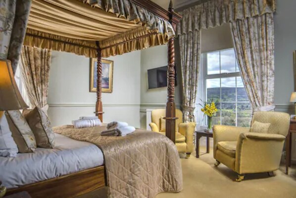 Superior Double Room | Hypo-allergenic bedding, desk, iron/ironing board, free WiFi