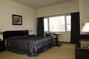 Standard Room, 1 Queen Bed | Hypo-allergenic bedding, down comforters, in-room safe