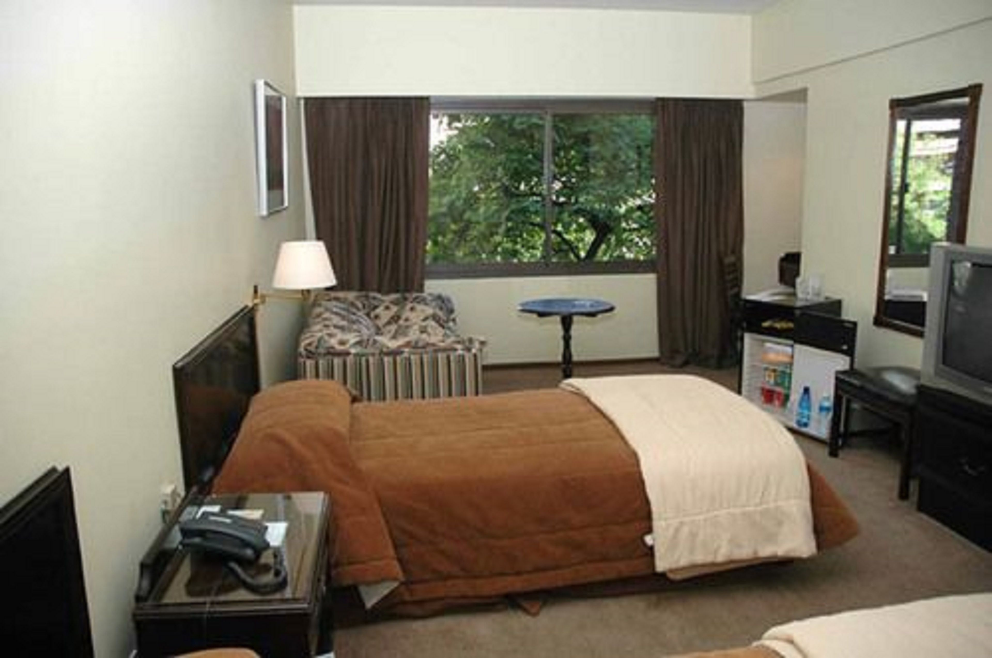 standard single room, 1 double bed | hypo-allergenic bedding, down duvets, in-room safe