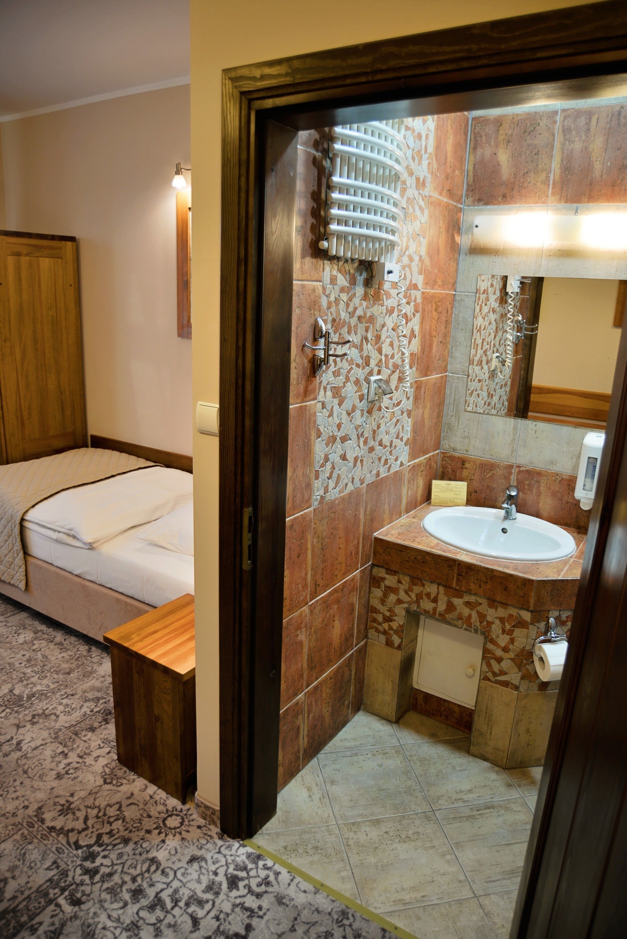 single room | bathroom | free toiletries, hair dryer, towels