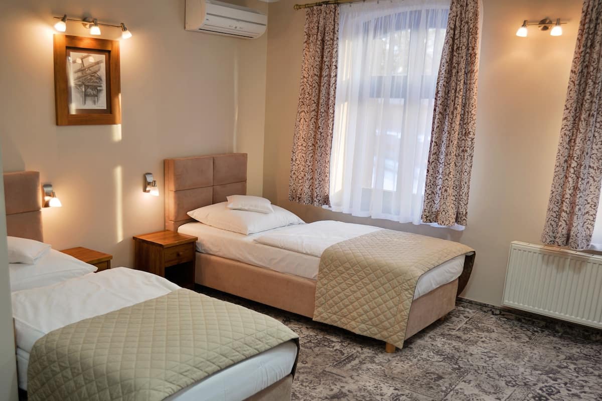 Habitación doble | Ropa de cama de alta calidad, camas supletorias, wifi gratis