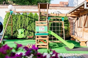 Children’s play area – outdoor