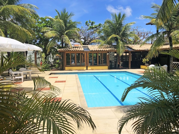 Outdoor pool, pool umbrellas, sun loungers