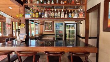 Bar en bord de piscine