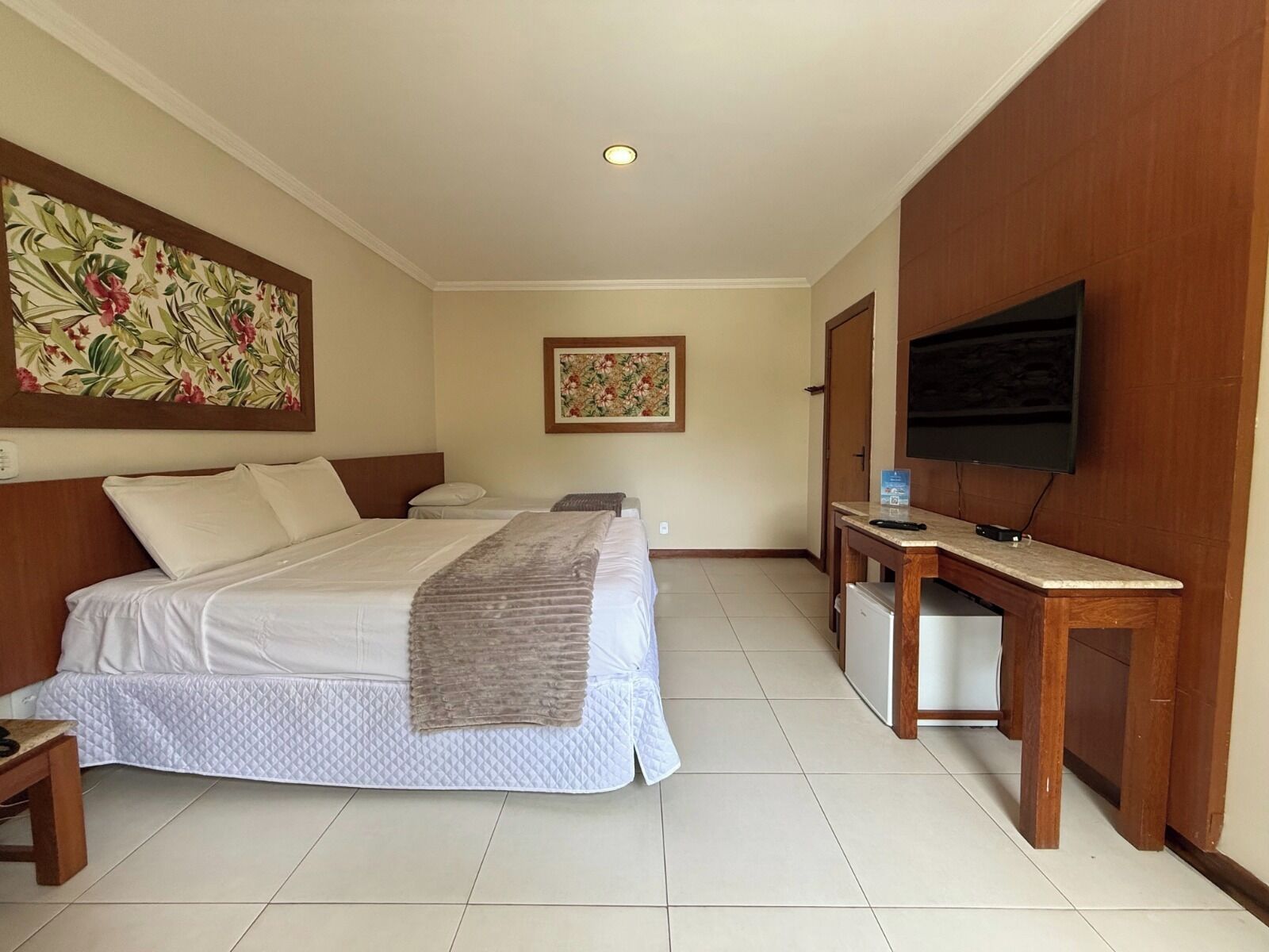 Luxury Room | Minibar, blackout drapes, free WiFi, bed sheets