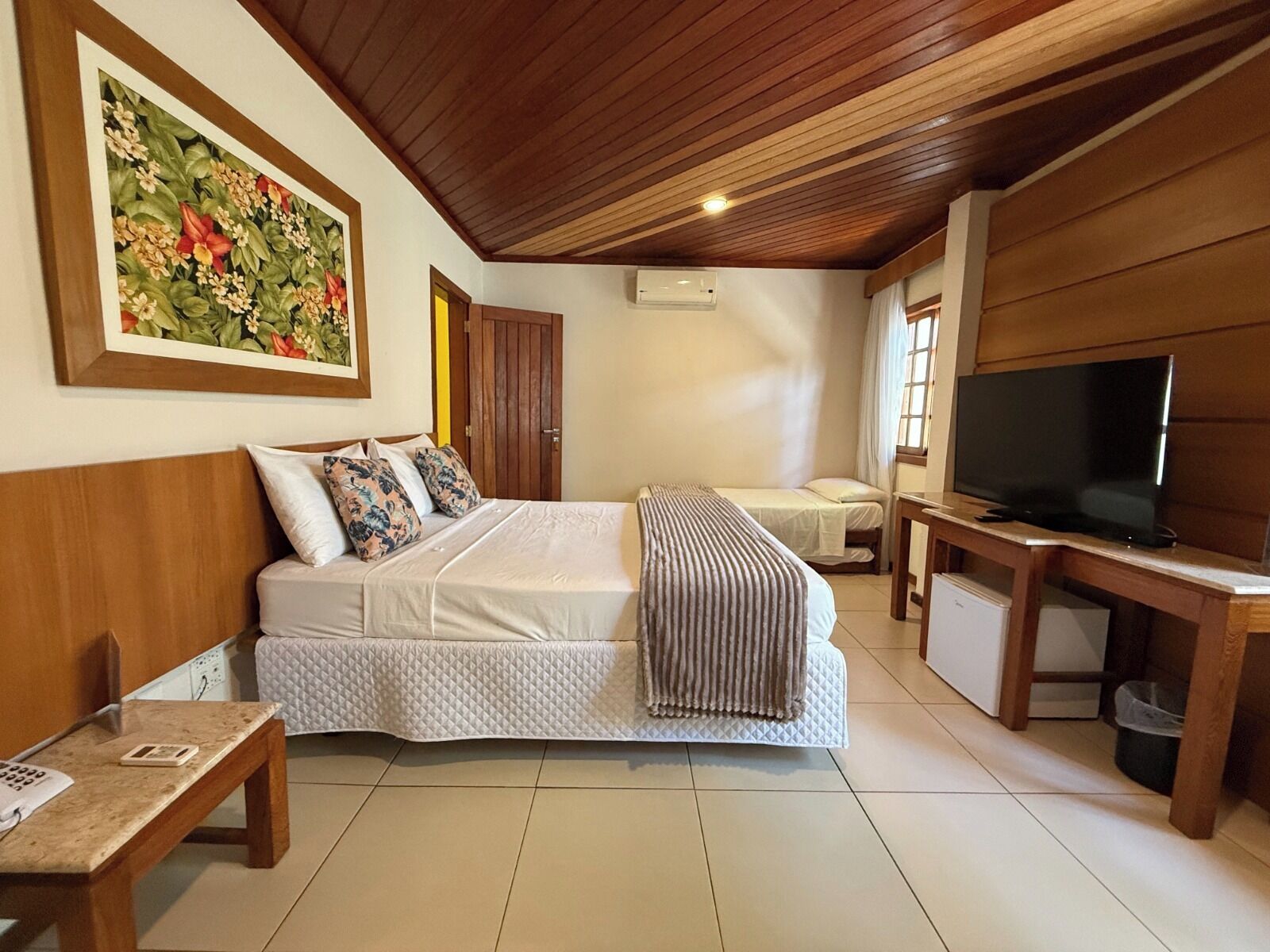 Suite Luxo Família | Minibar, blackout drapes, free WiFi, bed sheets