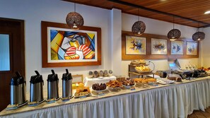 Un buffet proposant une variété de plats et des machines à café.